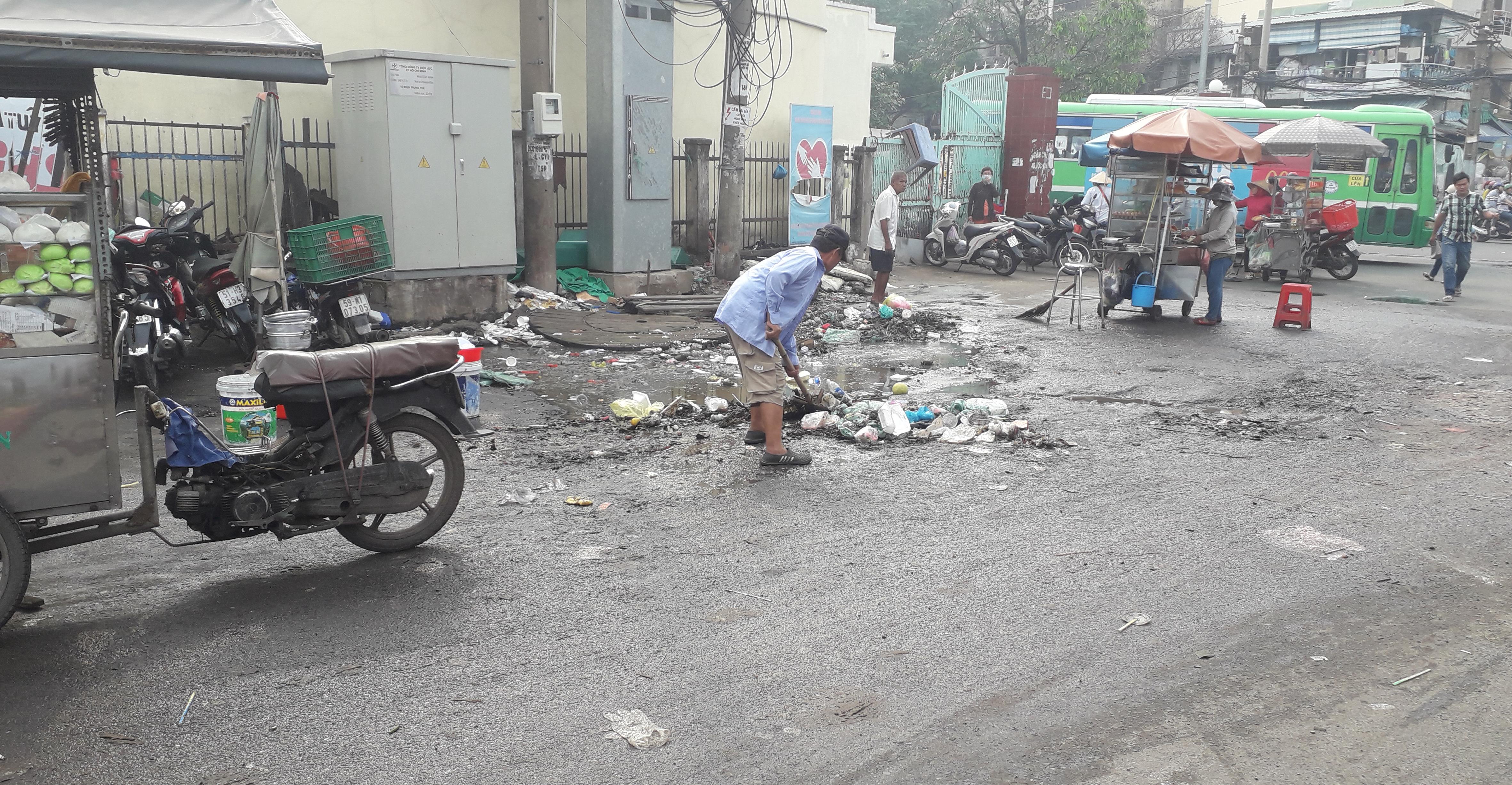 Nhếch nhác trước bến xe Chợ Lớn